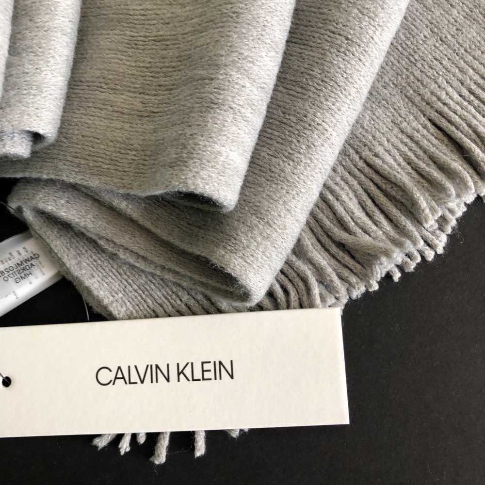 CALVIN KLEIN Scarf with 1 1/2" Fringe NWT - Picture 3 of 4